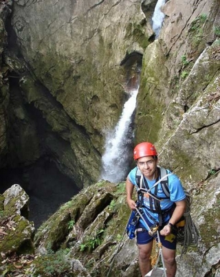  Descente dans la grotte 